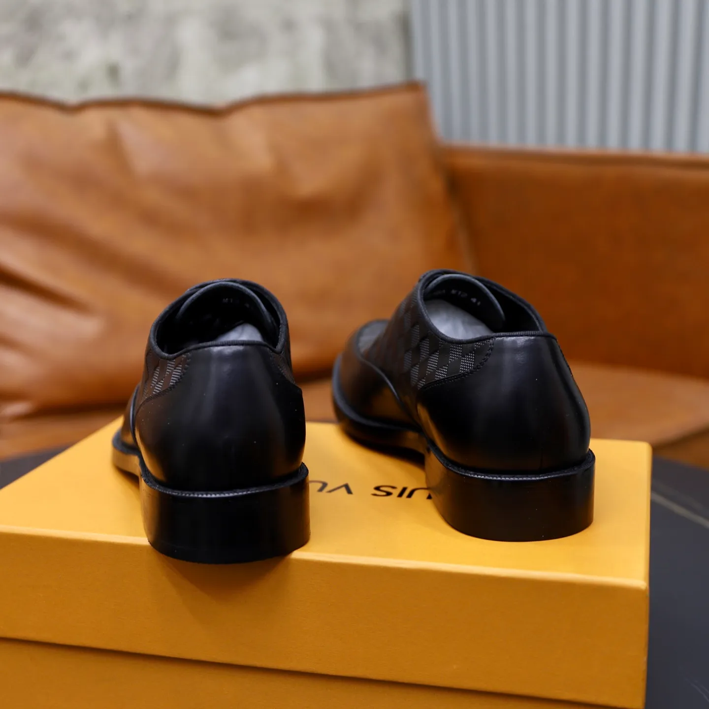 Men's shoes: 280🙅‍♂️🙅‍♂️🙅‍♂️Niuli Brand: LV Louis Vuitton Size: 39-44 (38, 45, 46 can be customized) Level: Counter classic Material: Original soft cowhide upper Comfortable cowhide lining Original lightweight outsole Style category: Formal business casual driving leather shoes Color: Color of the actual picture